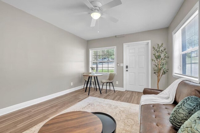 Building Photo - 1004 Buena Vista Dr Unit ID1319914P