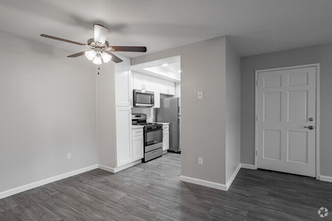 2BR, 1.25BA - 850 SF - Lincoln Park Apartments