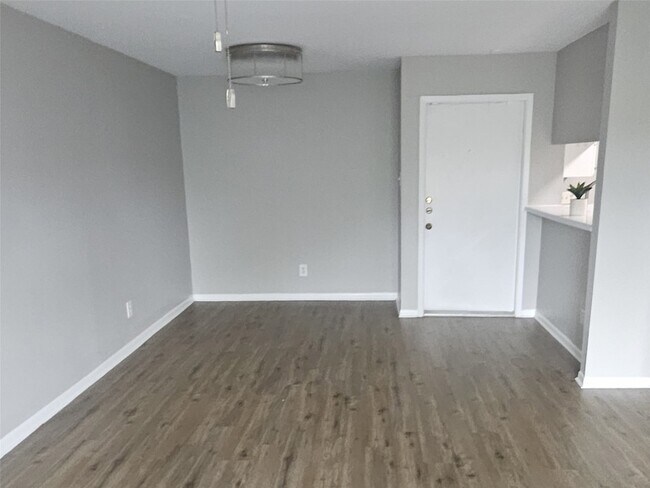 Building Photo - 3025 Walnut Bend Ln Unit 35