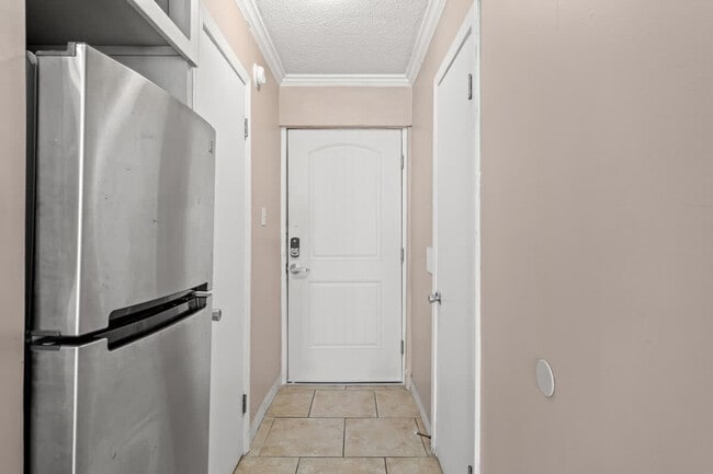 Building Photo - 8817 S Thomas Dr Unit ID1354907P