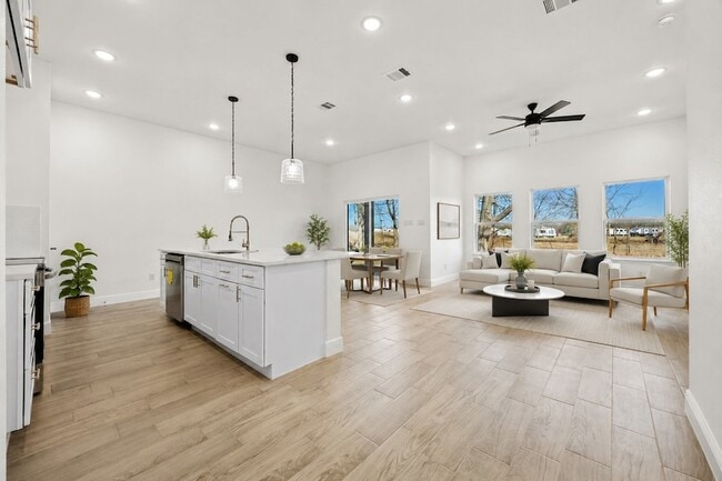 Photo - 202 Dover Dr