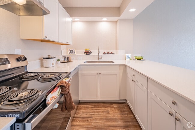Corp - 1BR, 1BA - 672SF - Kitchen - Country Club Apartments