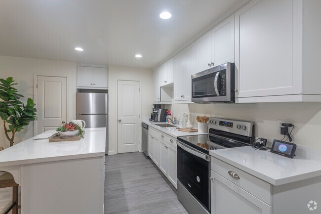 2 BR, 1 BA - 900 SF - Bonita Woods