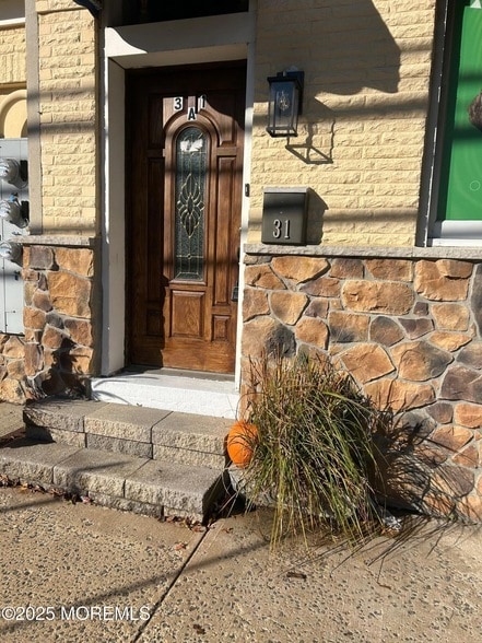 Building Photo - 31 W Main St Unit upstairs