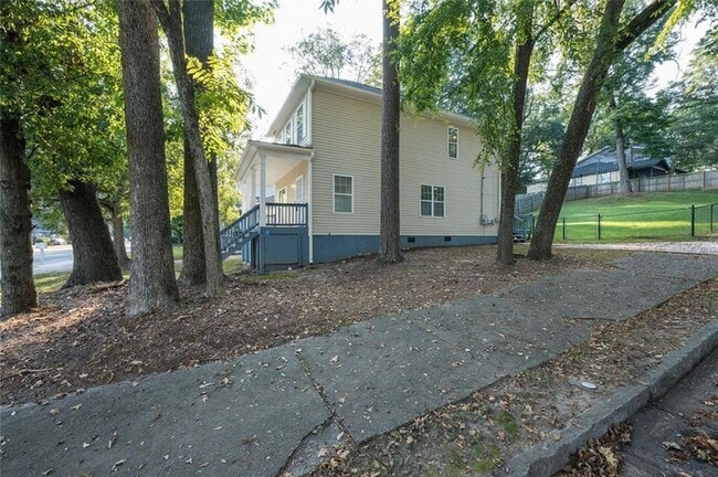 Photo - 1331 Memorial Dr SE