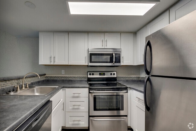 Kitchen - 2BR, 2BA - 1,100SF - The Loft - Portola Biltmore