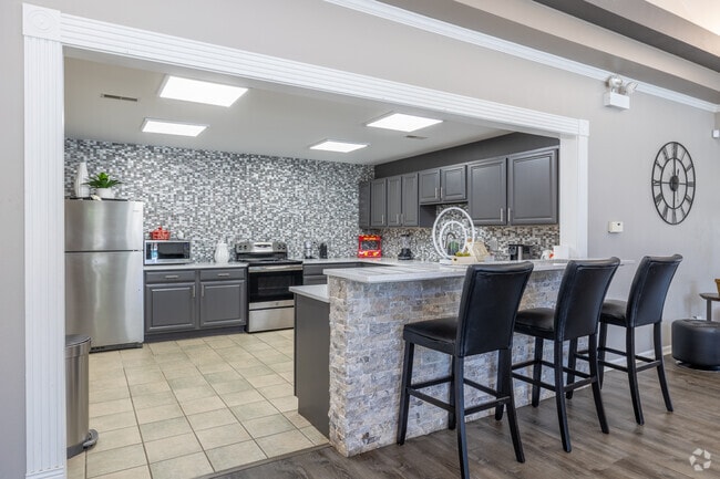 Clubhouse - Hunter Ridge Apartments