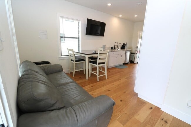Photo - 5506 Avenue Q