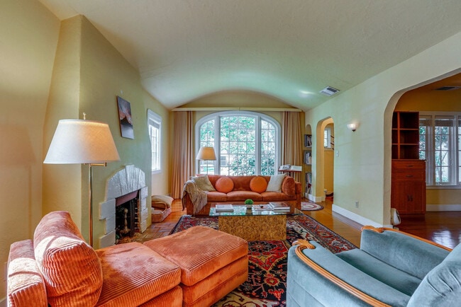 Building Photo - 2627 Land Park Dr Unit SI ID1546388P