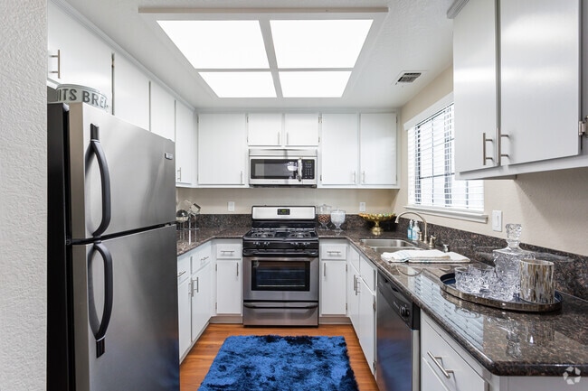 2BR, 2.5BA - 1102 SF - Woodstream Townhomes