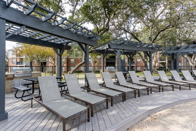 Swimming Pool - Wimbledon Oaks