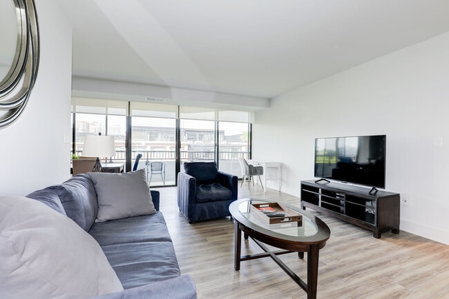 Photo - 1550 Clarendon Blvd Unit FL6-ID1024612P