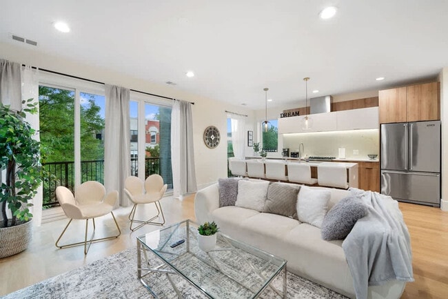 Building Photo - 2110 W Washington Blvd Unit SI ID1261735P