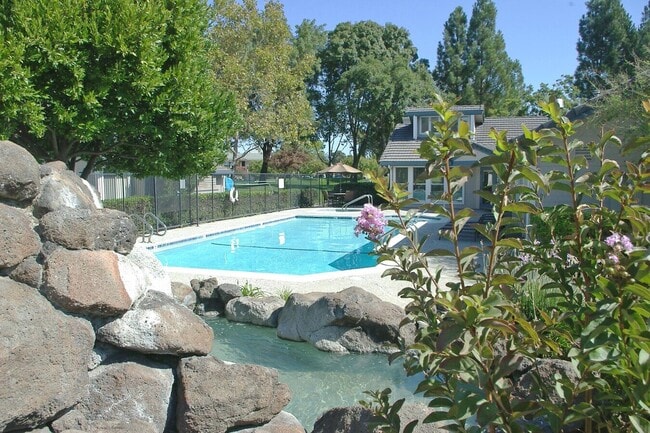 Pool - Chardonnay Gardens