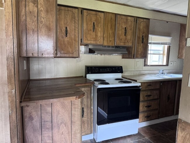 Photo - 854 Queenswood St