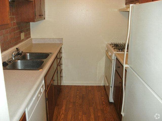 Kitchen - Yorktown Colony Apartments