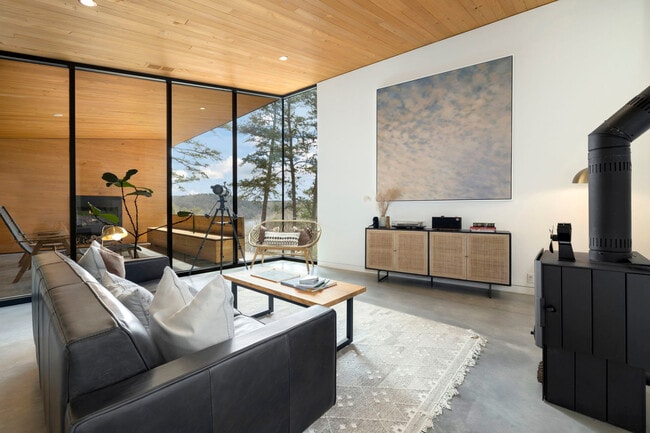 Building Photo - 8463 Tanglewood Rd Unit ID1221905P