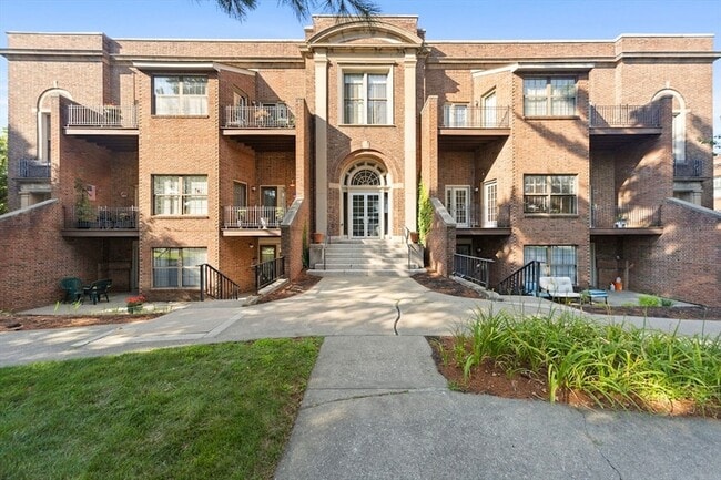 Building Photo - 325 Plantation St Unit 113