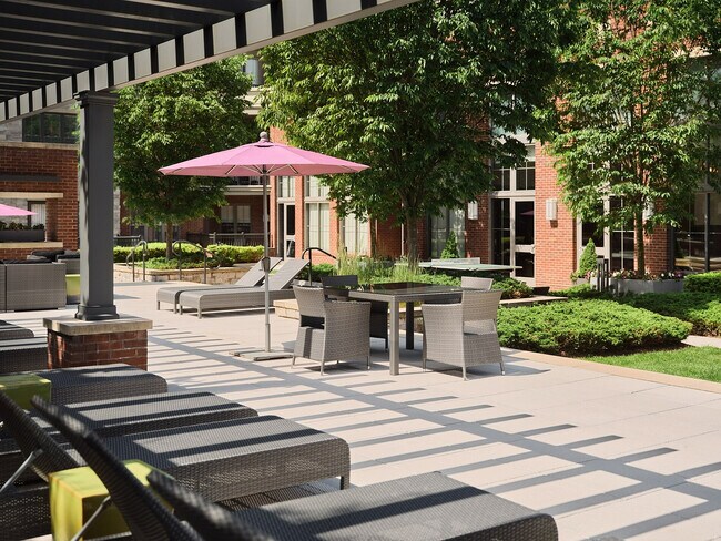 Quarry Place at Tuckahoe Outdoor Courtyard - Quarry Place at Tuckahoe