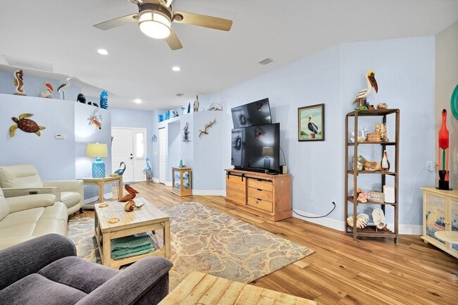 Photo - 325 Hawthorne Ln