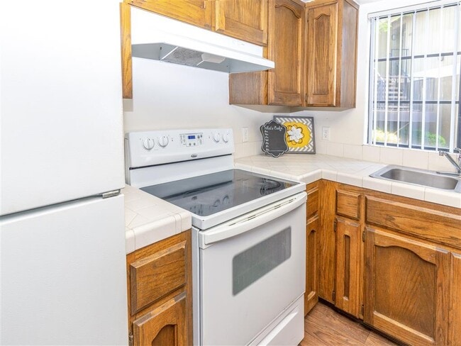 Fully Equipped Kitchen - Heron Pointe Apartments & Townhomes