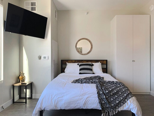 Photo - 2530 University Ave Unit ID1036859P