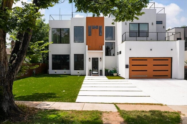 Building Photo - 3946 N Cresthaven Rd