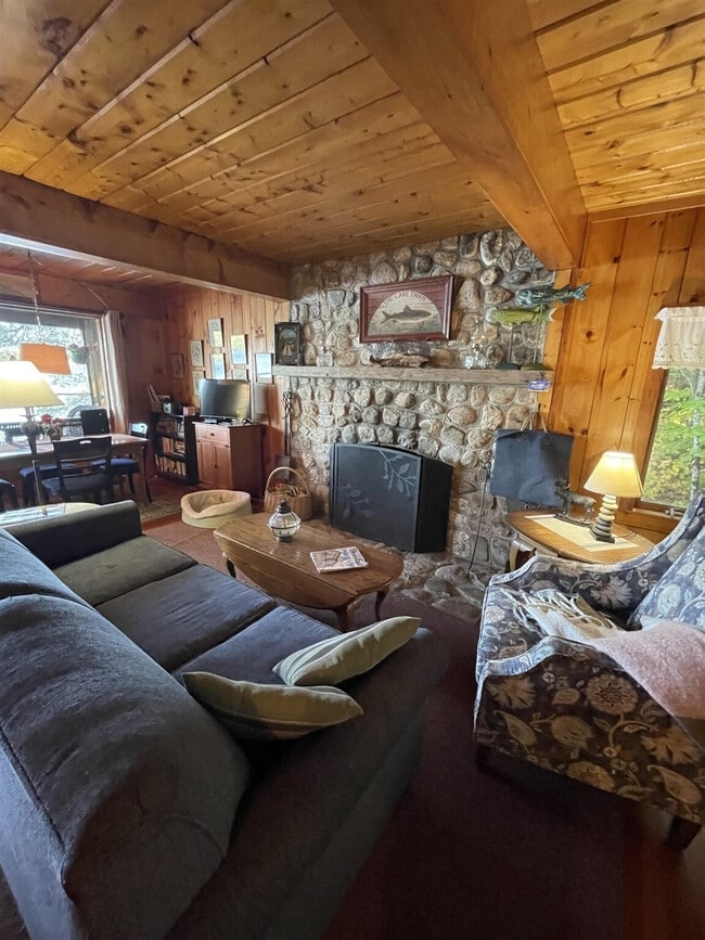 Building Photo - 689 Peabody Pond Rd Unit ID1255623P