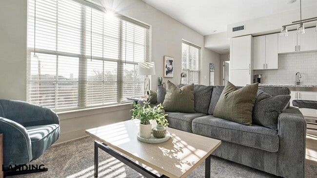 Building Photo - 900 N Tryon St Unit 2114