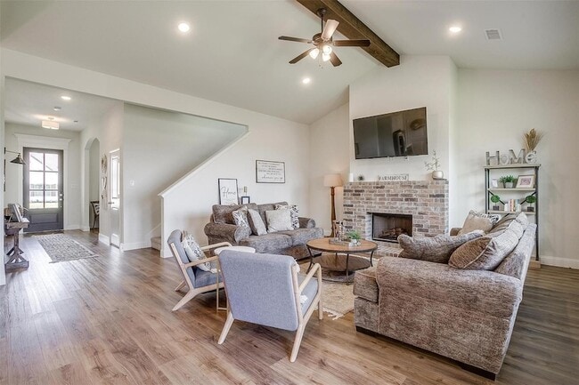 Photo - 524 W Thoroughbred