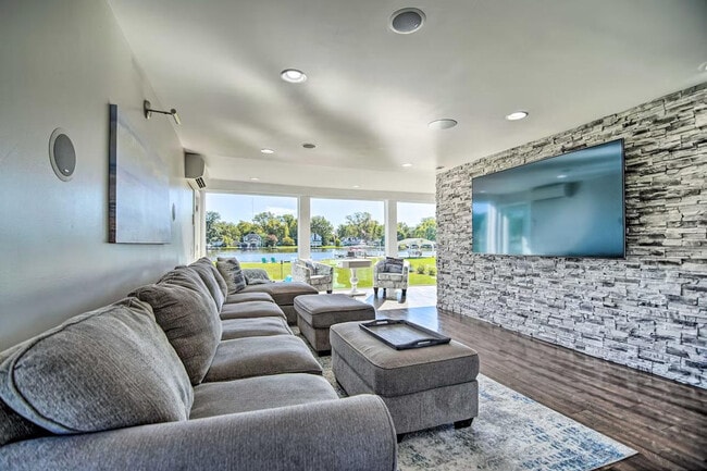 Building Photo - 2712 Shorewood Dr Unit ID1305762P