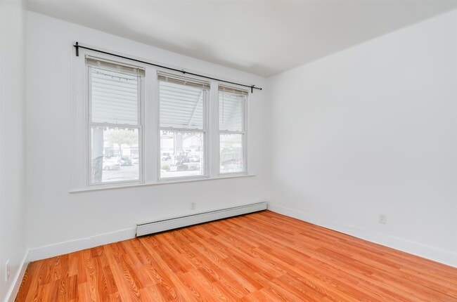 Photo - 404 Danforth Ave