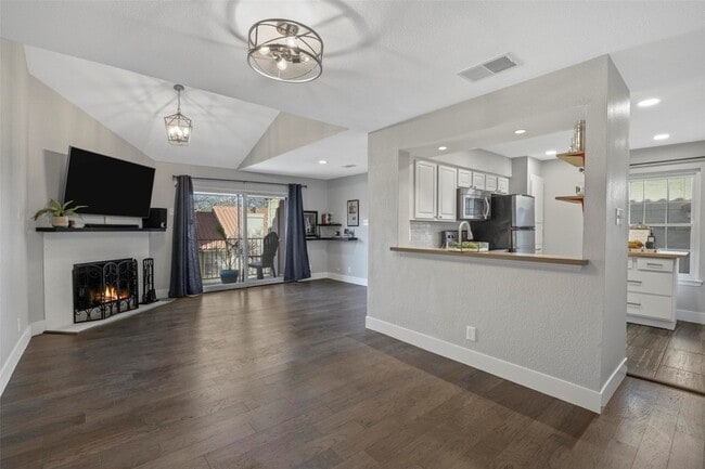 Building Photo - 4777 Cedar Springs Rd Unit 5F