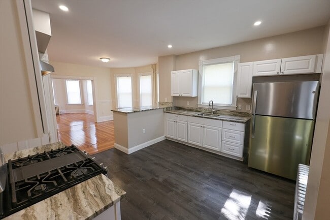 Building Photo - 32 Robinson St Unit 1