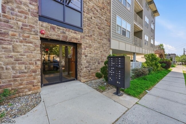 Building Photo - 594-596-596 Jefferson Ave