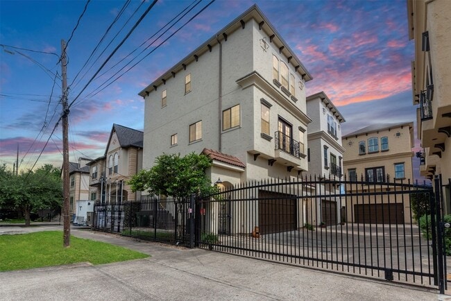 Building Photo - 1426 W 21st St