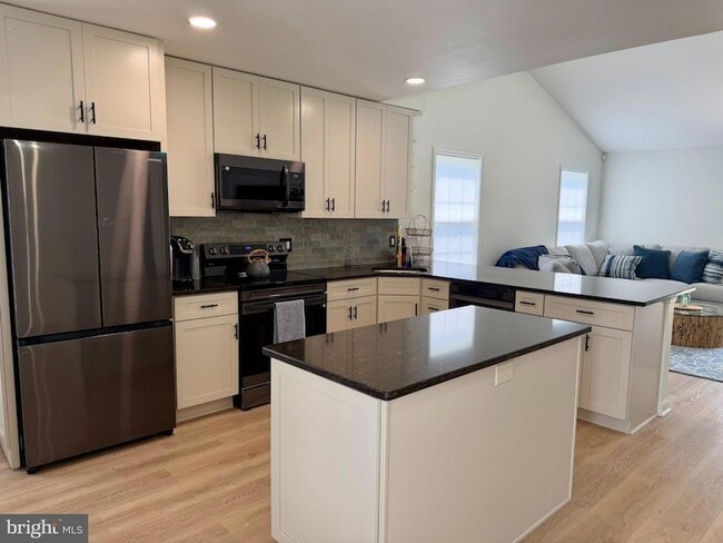 Photo - 113 Loganberry Ln