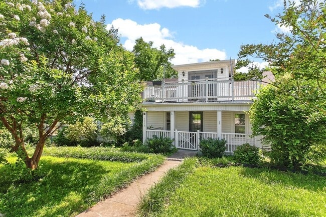 Building Photo - 3008 Lakeshore Dr