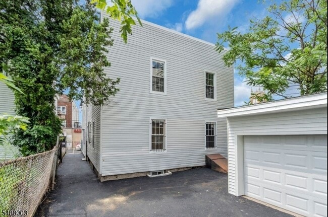 Photo - 568 Grove St