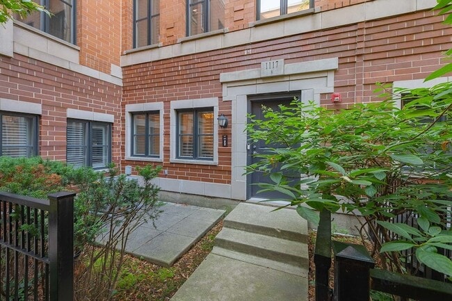 Building Photo - 1117 W Monroe St Unit 8