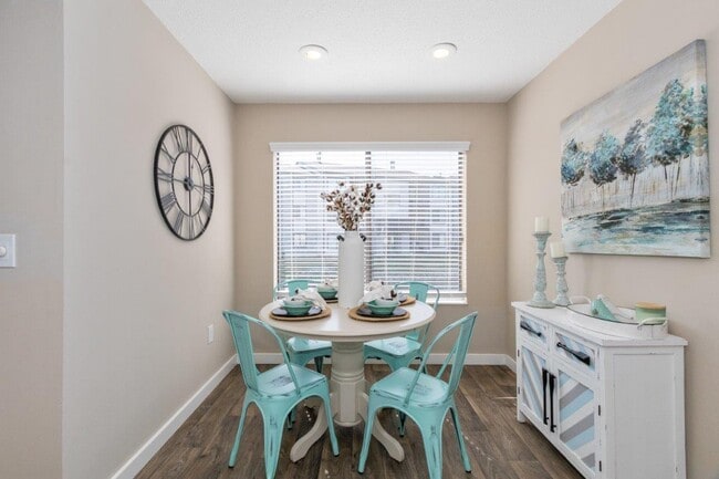 Photo - Lakeside Crossing at Eagle Creek Apartments and Townhomes