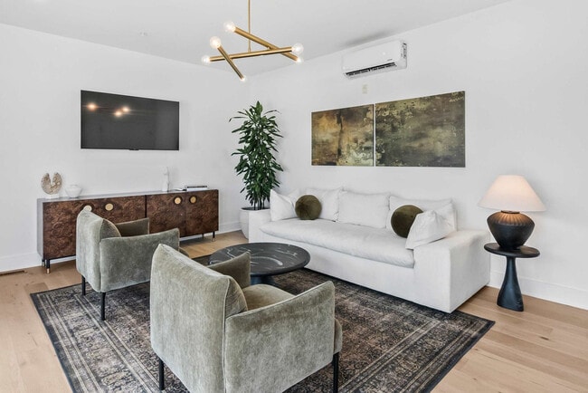 Building Photo - 346 Peters St SW Unit FL3-ID1058872P