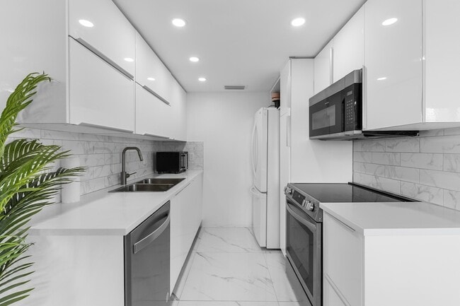 Building Photo - 3028 Harwood D