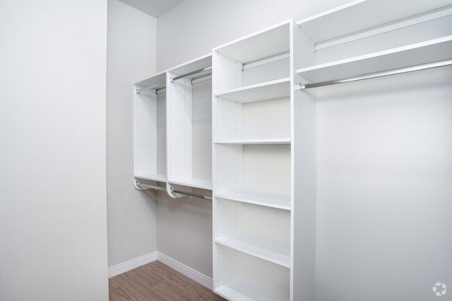 1BR, 1BA - 832SF - Closet - Glenwood Station