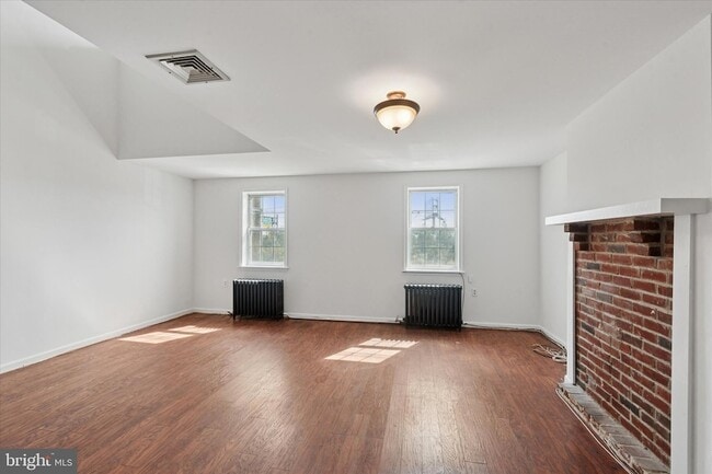 Photo - 2972 Richmond St