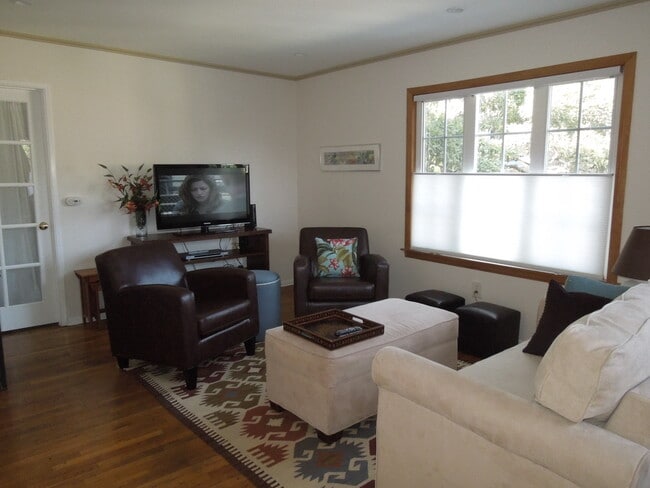 Carriage House - Living Room - 2408 - 2416 1/2 N. Beachwood Dr