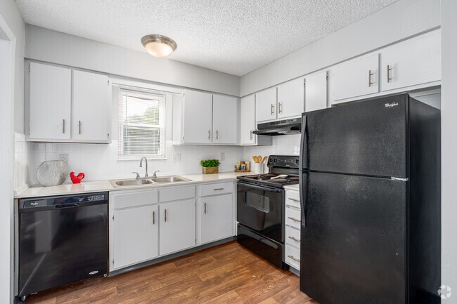 2BR, 2BA - 925SF - Kitchen - The Flats at Minor Park