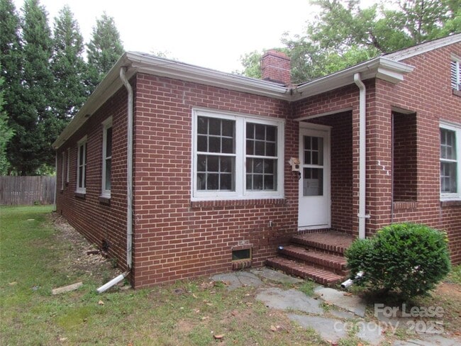 Building Photo - 324 W McCubbins St