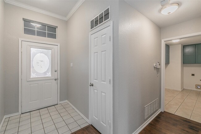 Photo - 344 College St S