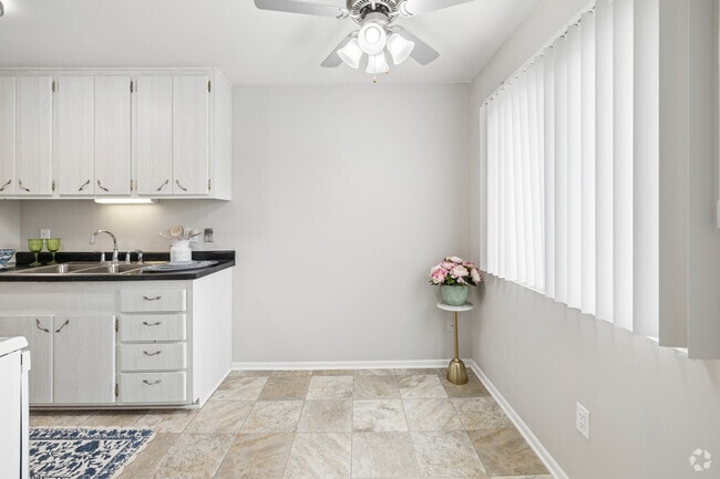 1BR, 1BA - 775SF - Dining Area - LaBlanche Apartments